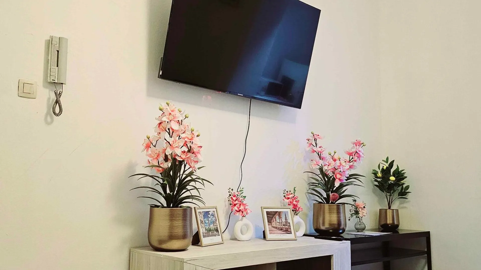 Contactos de Modern & Comfortable City Center Oasis~King Bed !